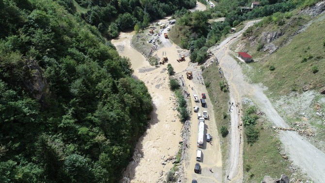 sel-ve-heyelan-yuzunden-arakli-bayburt-yolunda-uzun-kuyruklar-olustu-(11).jpg