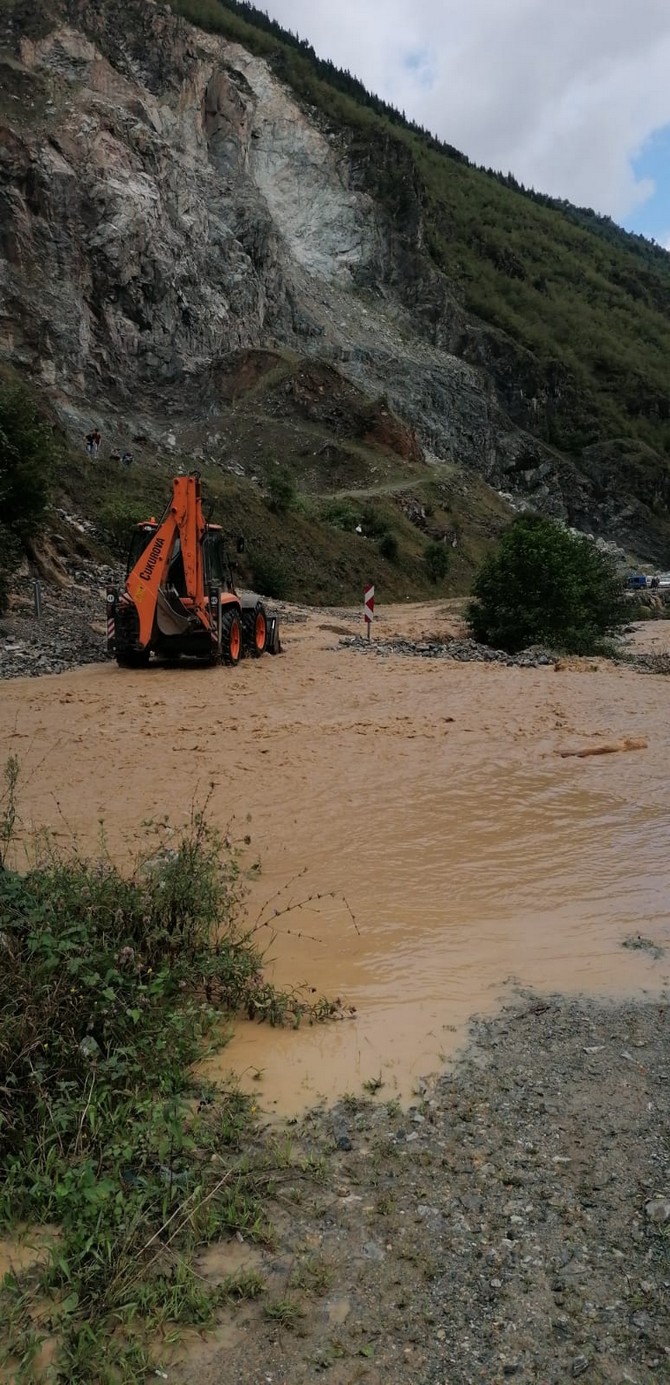 sel-ve-heyelan-yuzunden-arakli-bayburt-yolunda-uzun-kuyruklar-olustu-(2).jpg