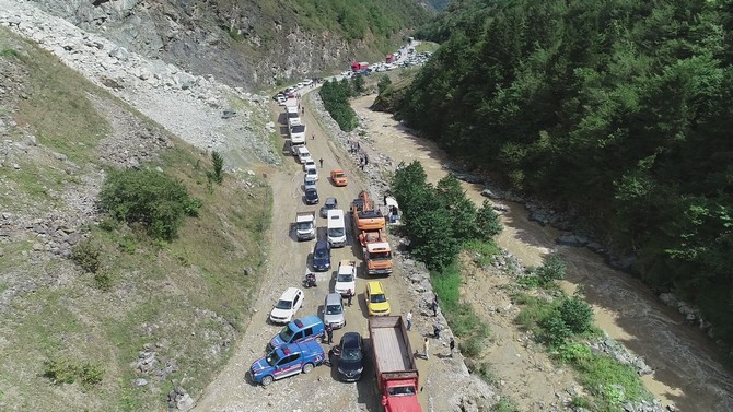 sel-ve-heyelan-yuzunden-arakli-bayburt-yolunda-uzun-kuyruklar-olustu-(5).jpg