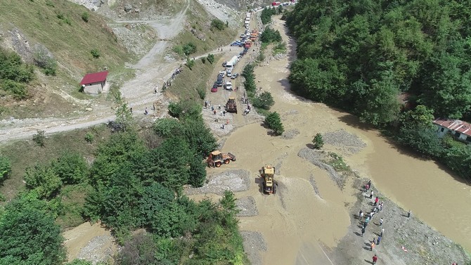 sel-ve-heyelan-yuzunden-arakli-bayburt-yolunda-uzun-kuyruklar-olustu-(8).jpg