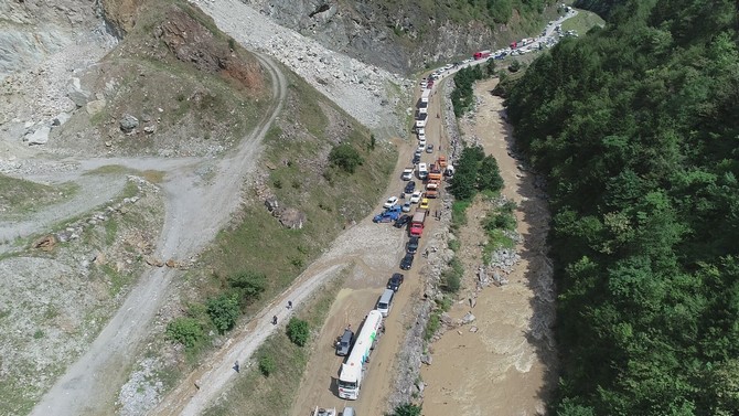 sel-ve-heyelan-yuzunden-arakli-bayburt-yolunda-uzun-kuyruklar-olustu-(9).jpg