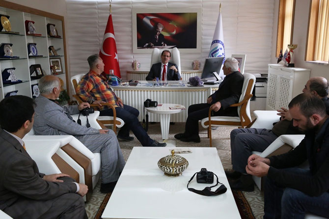 selcuk-coskun-basin-mensuplariyla-bir-arada.jpg