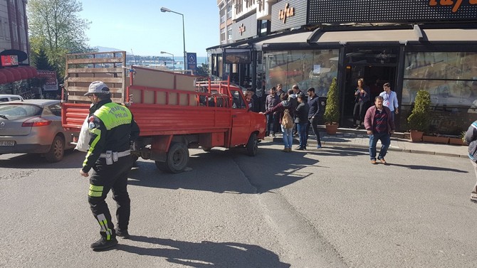 sema-yonev-freni-patlayan-kamyonet-kaldirimda-yuruyen-universite-ogrencisi-genc-kizin-olumune-neden-oldu-(7).jpg