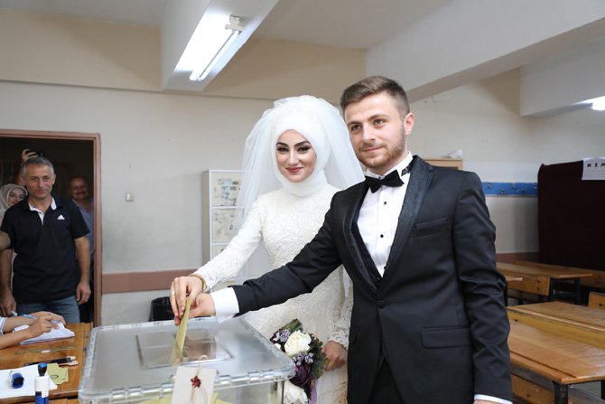 semih-kose-ve-sukriye-tarlaci-cifti,-dugun-merasimi-oncesinde-gelinlik-ve-damatlikla-cumhurbaskani-ve-27.-donem-milletvekilligi-secimi-icin-oy-kullandi-2.jpg