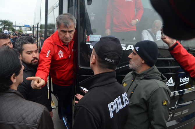 senol-gunese-trabzonda-tepki-trabzonu-sattin-1.jpg