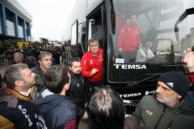 senol-gunese-trabzonda-tepki-trabzonu-sattin-61.jpg