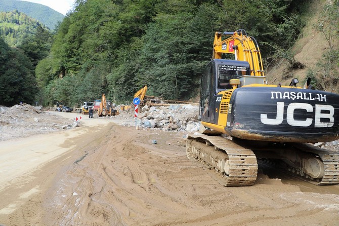 senoz-vadisi’nde-selin-yaralari-sarilmaya-calisiliyor-(1).jpg