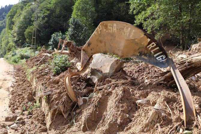 senoz-vadisi’nde-selin-yaralari-sarilmaya-calisiliyor-(2).jpg