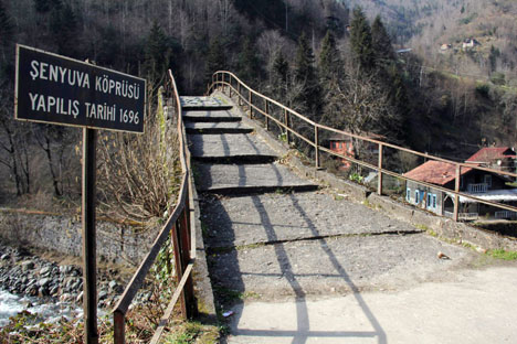 senyuva-koprusu-meksika-devlet-baskaninin-sordugu-rizedeki-o-kopru-3.jpg senyuva-koprusu-meksika-devlet-baskaninin-sordugu-rizedeki-o-kopru-3.jpg