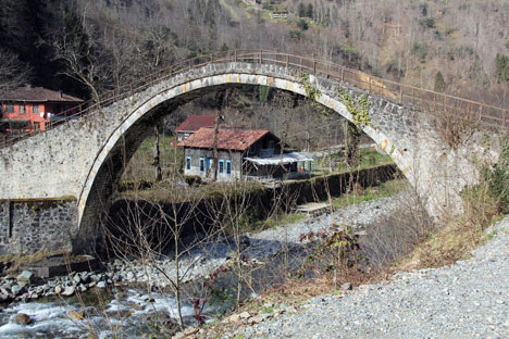 senyuva-koprusu-meksika-devlet-baskaninin-sordugu-rizedeki-o-kopru-4.jpg senyuva-koprusu-meksika-devlet-baskaninin-sordugu-rizedeki-o-kopru-4.jpg