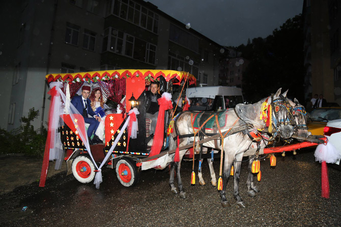 serpil-ugural-ve-erdal-genc-dugunu-artvinde-gelin-faytonu1.jpg