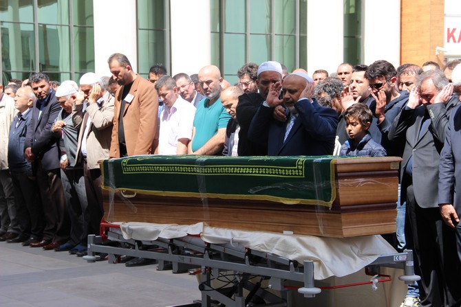 sevki-yilmaz-yegeninin-cenaze-namazini-kildirdi-(3).jpg