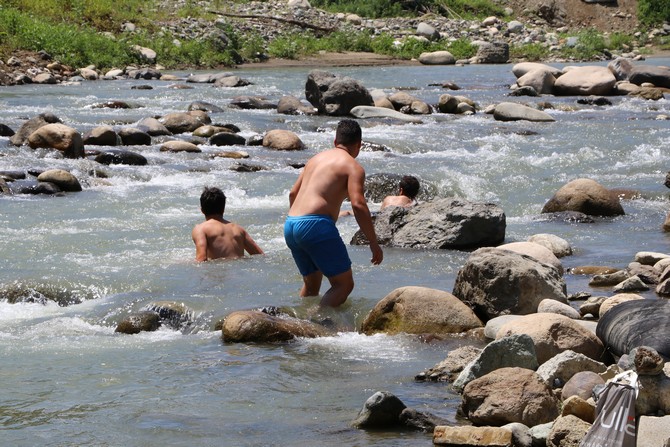 sicaktan-bunalan-rizeliler-derelere-akin-etti-(3).jpg