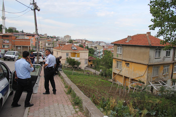 silahli-saldiridan-kacarken-duvardan-atlayan-genc-oldu1.jpg silahli-saldiridan-kacarken-duvardan-atlayan-genc-oldu1.jpg