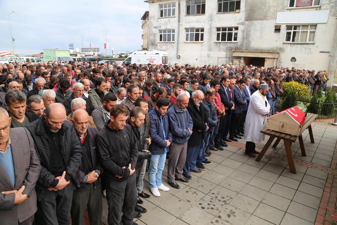 sile-aciklarinda-demir-yuklu-kuru-yuk-gemisinin-batmasi-sonucu-hayatini-kaybeden-mahir-erdogan-sanayirin-(21)-cenazesi,-memleketi-rizede-defnedildi-001.jpg