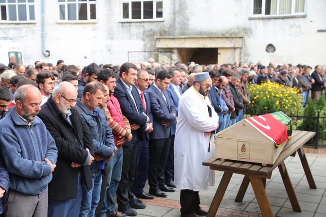 sile-aciklarinda-demir-yuklu-kuru-yuk-gemisinin-batmasi-sonucu-hayatini-kaybeden-mahir-erdogan-sanayirin-(22)-cenazesi,-memleketi-rizede-defnedildi-001.jpg