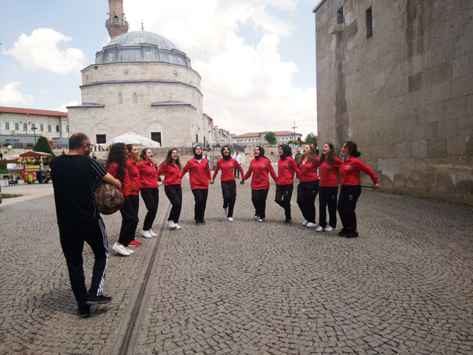 sivas’ta-ozel-bir-programa-katilan-rizeli-halk-oyunlari-ekibinin-kent-meydaninda-ki-tulumlu-gosterisi-ilgi-cekti.1.jpg