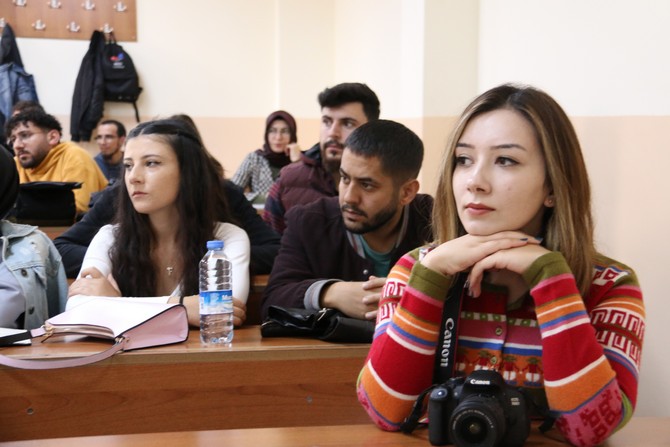 sivas-cumhuriyet-universitesi-iletisim-fakultesinde-uygulamali-gazetecilik-dersinin-bu-hafta-ki-konugu-ihlas-haber-ajansi-sivas-bolge-muduru-gokturk-firat-oldu-3.jpg