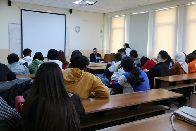 sivas-cumhuriyet-universitesi-iletisim-fakultesinde-uygulamali-gazetecilik-dersinin-bu-hafta-ki-konugu-ihlas-haber-ajansi-sivas-bolge-muduru-gokturk-firat-oldu-5.jpg