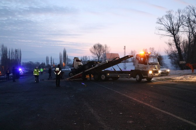 sivasin-imranli-ilcesinde-yolcu-otobusu-ile-kamyonetin-carpismasi-sonucu-ilk-belirlemelere-gore-2-kisi-hayatini-kaybetti-19-kisi-yaralandi-22.jpg