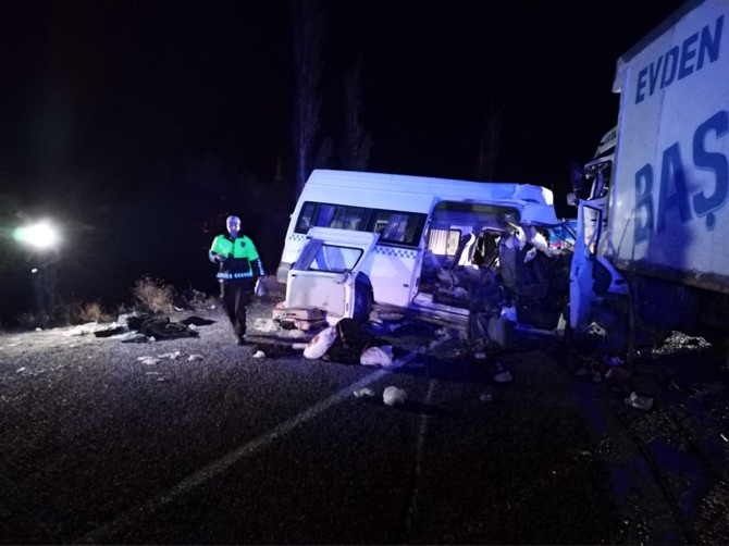 sivasin-kangal-ilcesinde-bursada-katildiklari-dugunden-malatyaya-donen-davetlileri-tasiyan-minibus-ile-kamyon-carpisti-kazada-8-kisi-oldu-9-kisi-yaralandi-1.jpg