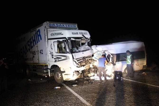 sivasin-kangal-ilcesinde-bursada-katildiklari-dugunden-malatyaya-donen-davetlileri-tasiyan-minibus-ile-kamyon-carpisti-kazada-8-kisi-oldu-9-kisi-yaralandi-11.jpg