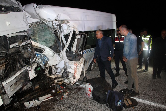 sivasin-kangal-ilcesinde-bursada-katildiklari-dugunden-malatyaya-donen-davetlileri-tasiyan-minibus-ile-kamyon-carpisti-kazada-8-kisi-oldu-9-kisi-yaralandi-12.jpg