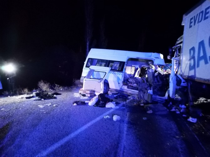 sivasin-kangal-ilcesinde-bursada-katildiklari-dugunden-malatyaya-donen-davetlileri-tasiyan-minibus-ile-kamyon-carpisti-kazada-8-kisi-oldu-9-kisi-yaralandi-2.jpg