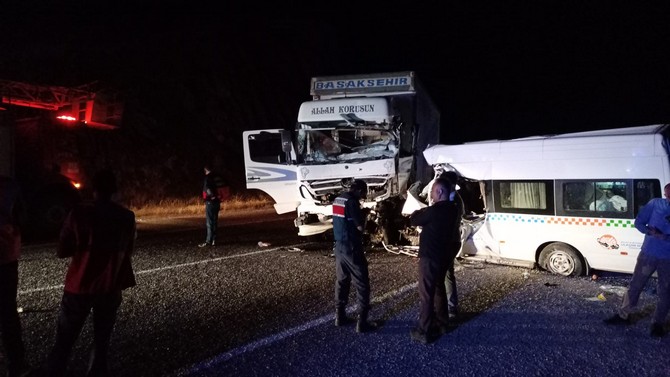 sivasin-kangal-ilcesinde-bursada-katildiklari-dugunden-malatyaya-donen-davetlileri-tasiyan-minibus-ile-kamyon-carpisti-kazada-8-kisi-oldu-9-kisi-yaralandi-3.jpg