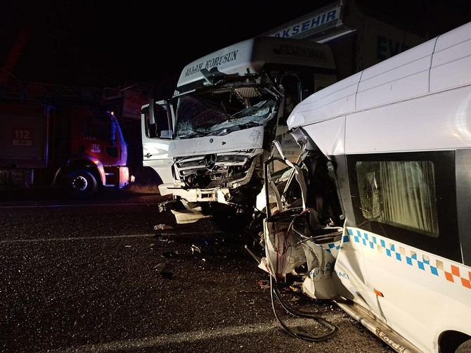 sivasin-kangal-ilcesinde-bursada-katildiklari-dugunden-malatyaya-donen-davetlileri-tasiyan-minibus-ile-kamyon-carpisti-kazada-8-kisi-oldu-9-kisi-yaralandi-4.jpg