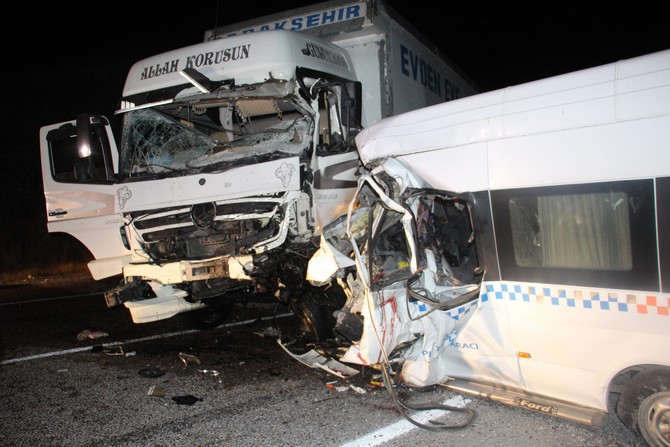sivasin-kangal-ilcesinde-bursada-katildiklari-dugunden-malatyaya-donen-davetlileri-tasiyan-minibus-ile-kamyon-carpisti-kazada-8-kisi-oldu-9-kisi-yaralandi-6.jpg