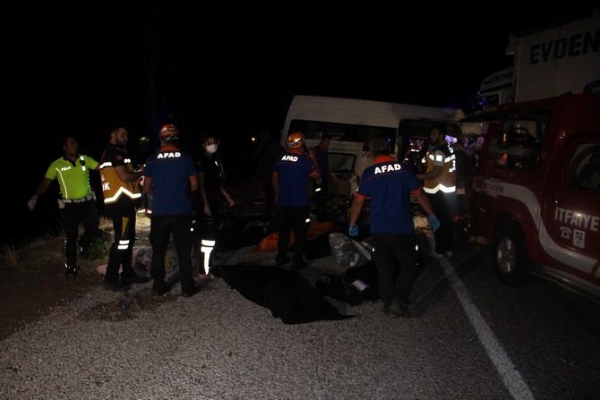 sivasin-kangal-ilcesinde-bursada-katildiklari-dugunden-malatyaya-donen-davetlileri-tasiyan-minibus-ile-kamyon-carpisti-kazada-8-kisi-oldu-9-kisi-yaralandi-8.jpg