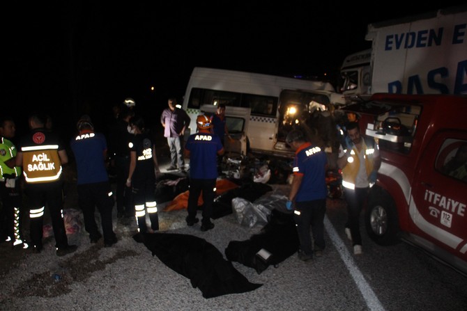 sivasin-kangal-ilcesinde-bursada-katildiklari-dugunden-malatyaya-donen-davetlileri-tasiyan-minibus-ile-kamyon-carpisti-kazada-8-kisi-oldu-9-kisi-yaralandi-9.jpg