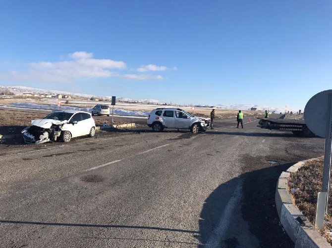 sivasin-sarkisla-ilcesinde-biri-rize-plakali-iki-otomobilin-carpismasi-sonucu-meydana-gelen-kazada-5-kisi-yaralandi-1.jpg