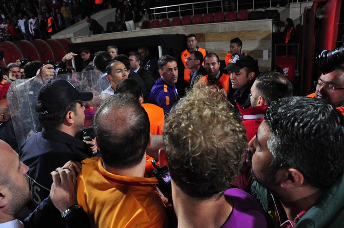 sivasspor-galatasaray-maci-sonrasi-olay-(2)-001.jpg