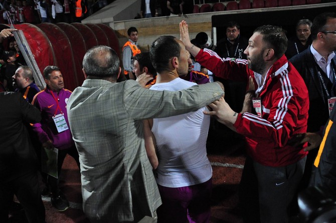 sivasspor-galatasaray-maci-sonrasi-olay-(5).jpg