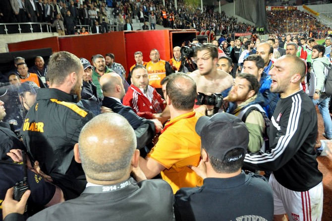 sivasspor-galatasaray-maci-sonrasi-olay-(7).jpg