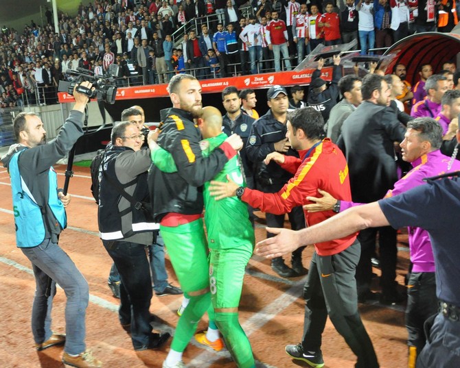 sivasspor-galatasaray-maci-sonrasi-olay-(9).jpg