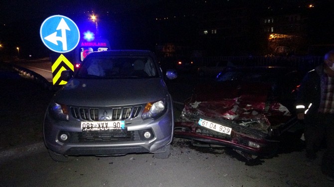 sokaga-cikma-kisitlamasinin-oldugu-trabzon’da-trafik-kazasi-3-yarali-(4).jpg