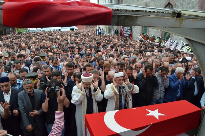 soner-yildirim-sirnakta-sehit-olan-polis-memuruna-son-gorev-(10).jpg