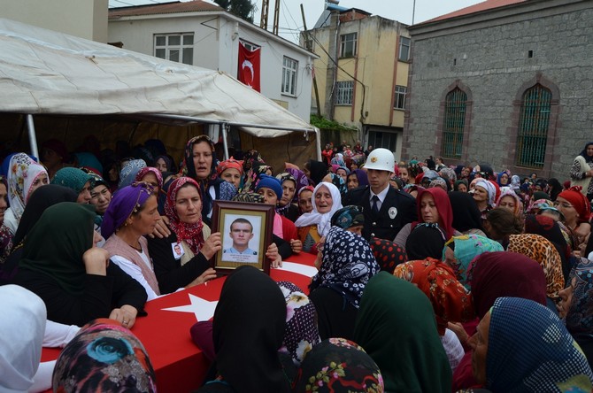 soner-yildirim-sirnakta-sehit-olan-polis-memuruna-son-gorev-(2).jpg