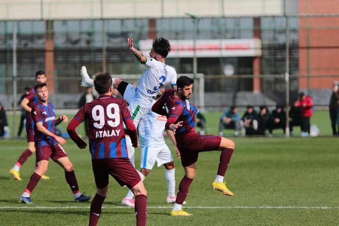 spor-toto-1-lig-ekiplerinden-caykur-rizespor-ile-tff-2-lig-kirmizi-grup-ekiplerinden-1461-trabzon-fk-arasinda-mehmet-cengiz-tesislerinde-oynanan-hazirlik-karsilasmasi-1-1-berabere-tamamlandi-3.jpg