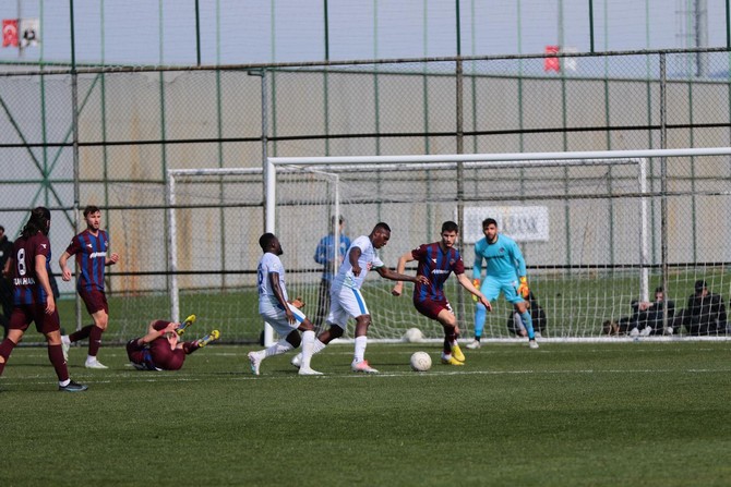 spor-toto-1-lig-ekiplerinden-caykur-rizespor-ile-tff-2-lig-kirmizi-grup-ekiplerinden-1461-trabzon-fk-arasinda-mehmet-cengiz-tesislerinde-oynanan-hazirlik-karsilasmasi-1-1-berabere-tamamlandi-8.jpg