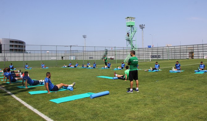 spor-toto-super-lig-ekiplerinden-caykur-rizespor,-teknik-direktor-ismail-kartal-yonetiminde-mehmet-cengiz-tesislerinde-2019-2020-sezonu-hazirliklarini-surdurdu-(12).jpg
