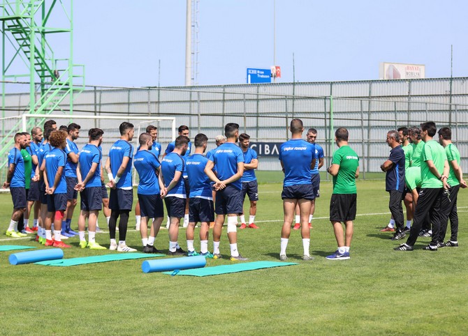 spor-toto-super-lig-ekiplerinden-caykur-rizespor,-teknik-direktor-ismail-kartal-yonetiminde-mehmet-cengiz-tesislerinde-2019-2020-sezonu-hazirliklarini-surdurdu-(2).jpg