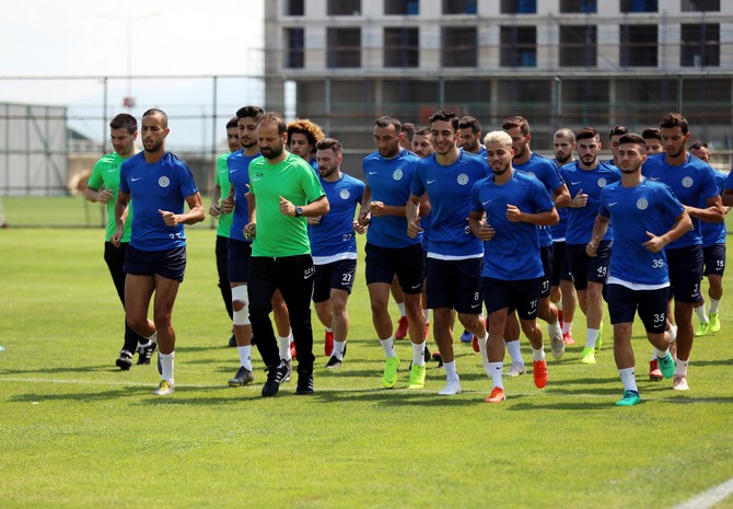 spor-toto-super-lig-ekiplerinden-caykur-rizespor,-teknik-direktor-ismail-kartal-yonetiminde-mehmet-cengiz-tesislerinde-2019-2020-sezonu-hazirliklarini-surdurdu-(3).jpg