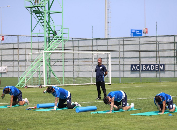 spor-toto-super-lig-ekiplerinden-caykur-rizespor,-teknik-direktor-ismail-kartal-yonetiminde-mehmet-cengiz-tesislerinde-2019-2020-sezonu-hazirliklarini-surdurdu-(8).jpg