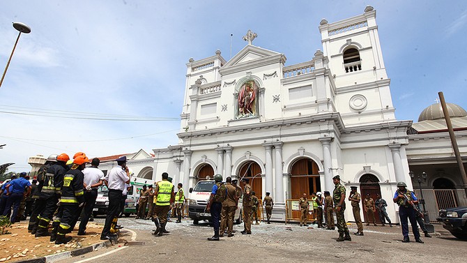 sri-lankanin-baskenti-colombo-ile-batticaloa-ve-negombo-sehirlerinde-3-kilise-ve-3-otelde-meydana-gelen-patlamalarda-olu-sayisinin-138e-yukseldigi-belirtildi-(3).jpg