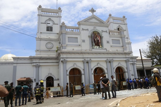sri-lankanin-baskenti-colombo-ile-batticaloa-ve-negombo-sehirlerinde-3-kilise-ve-3-otelde-meydana-gelen-patlamalarda-olu-sayisinin-138e-yukseldigi-belirtildi-(4).jpg