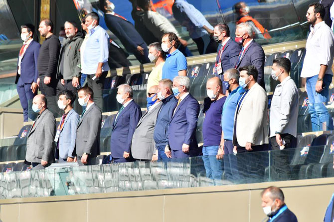 stefan-kuntz-basaksehir-caykur-rizespor-macini-takip-etti.jpg